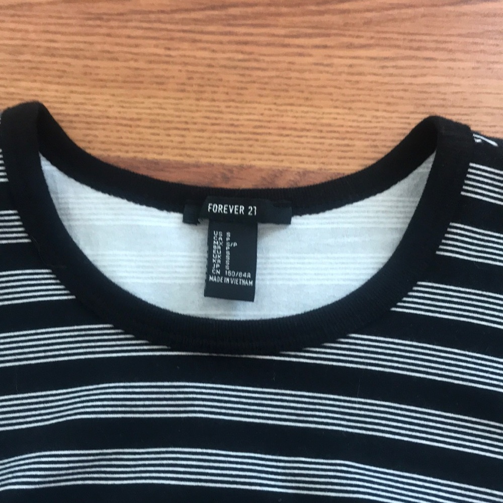 FOREVER 21 TOP - Picture 2 of 4